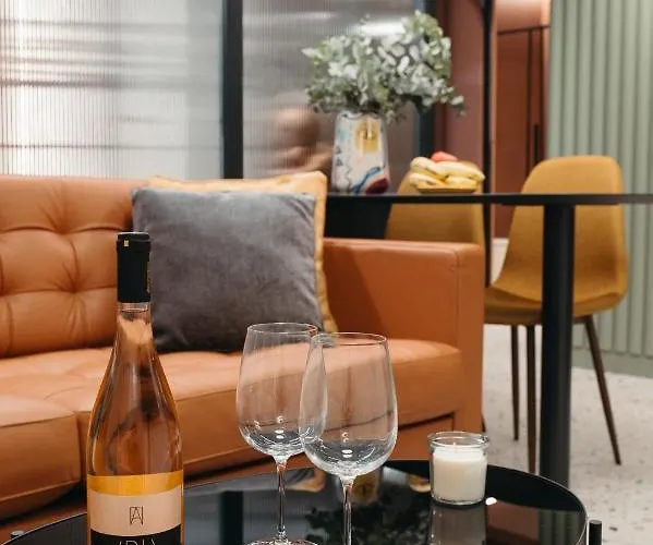 Apartment Retrowaves *